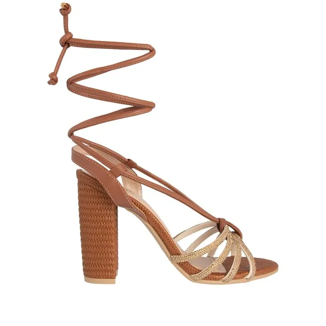 -41%OFF Sandália Gabriela Salto Grosso Amarração Strass Ráfia Texturizado Caramelo StudioZ